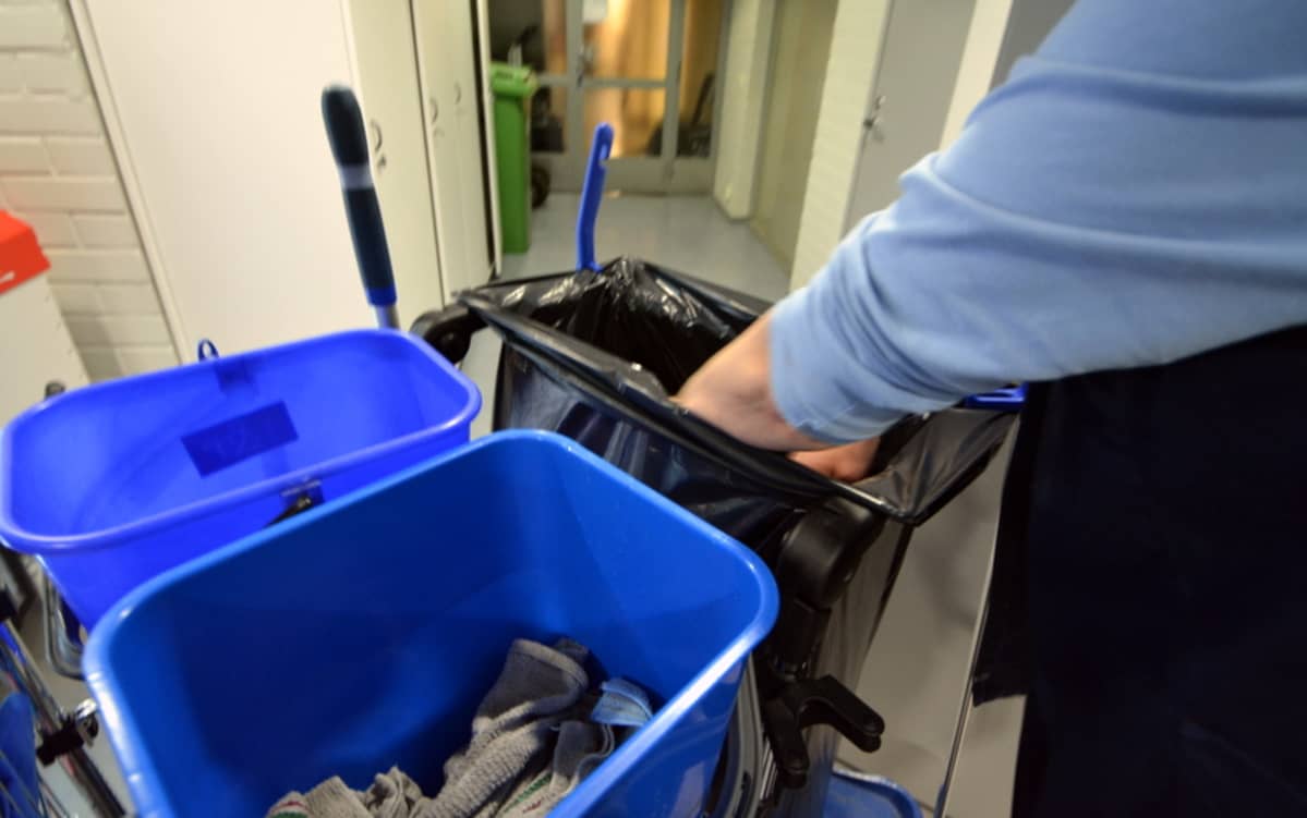 Siivooja työssään