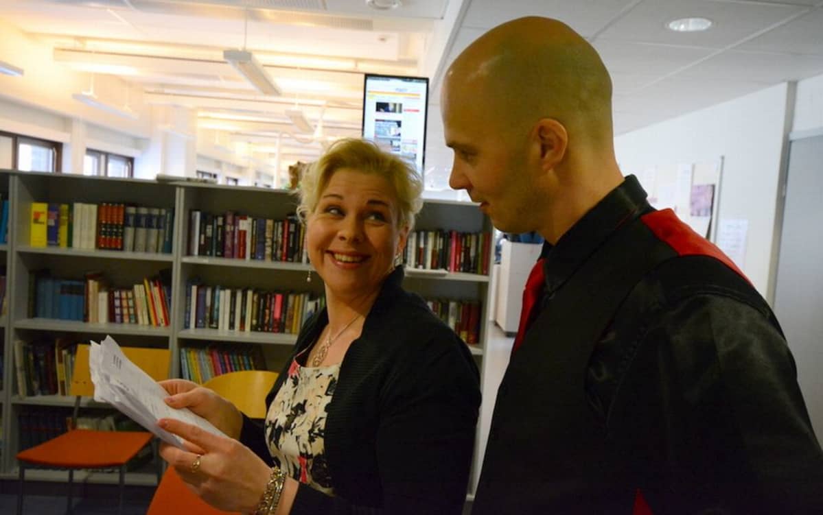 Tangokarsintoihin osallistuva Anu Louhelainen tekee paperitöitä Marko Maunukselan kanssa.