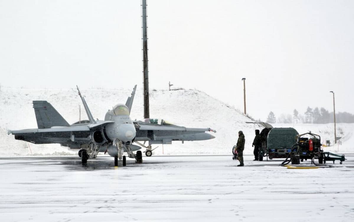 Hornet kentällä.
