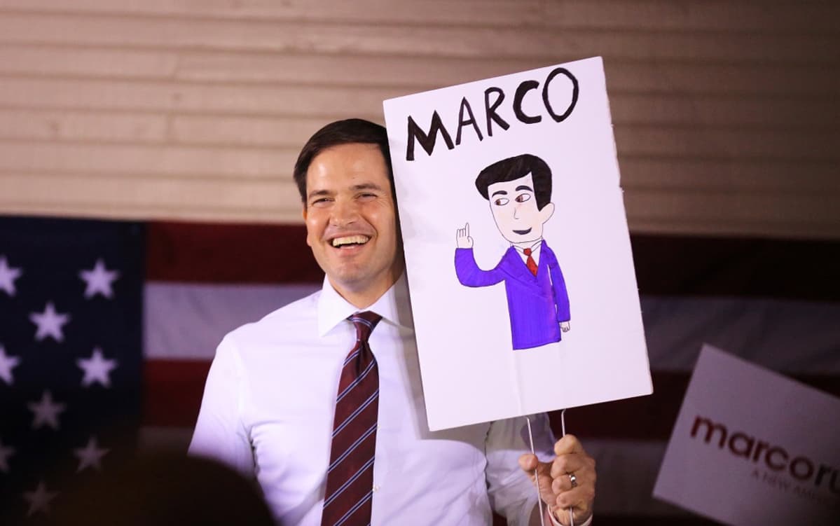 Hymyilevä Marco kyltteineen