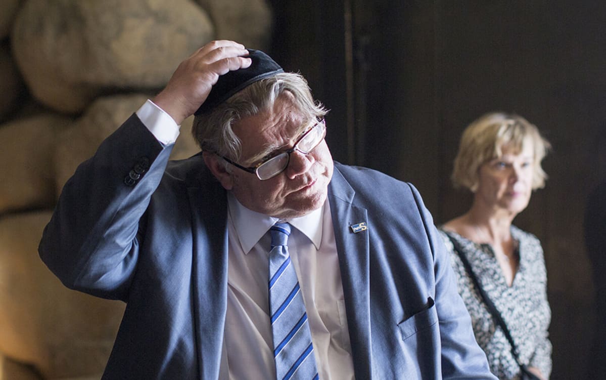 Ministeri Timo Soini Yad Vashem -holokaustimuseossa Jerusalemissa 1. kesäkuuta 2016.
