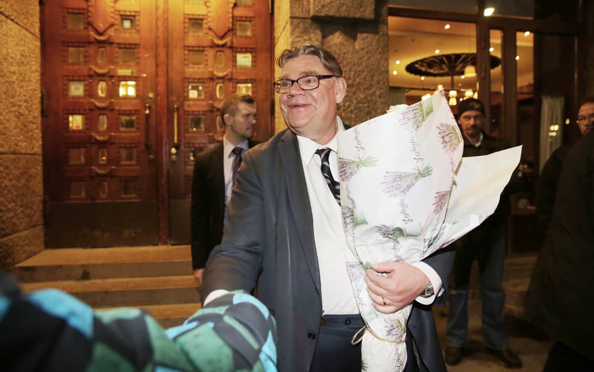 Perussuomalaisten Timo Soini poistui vaalivalvojaisista maanantain vastaisena yönä 10. huhtikuuta.