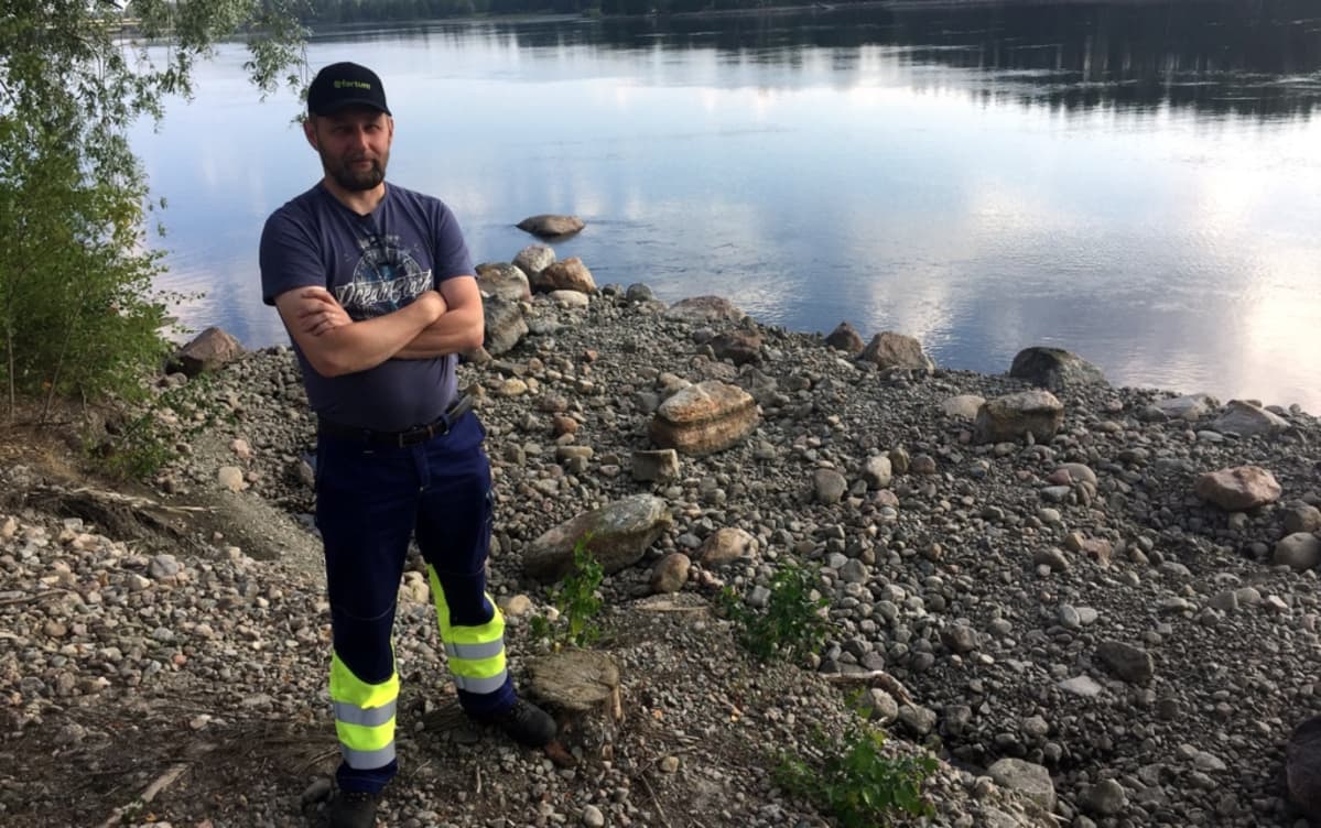 Erkki Luukkonen Fortumilta Vuoksen varressa Imatralla.
