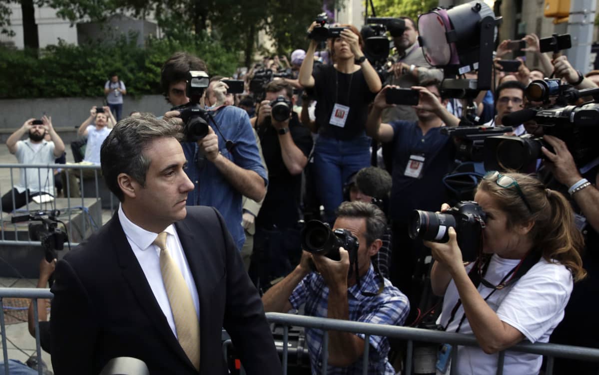 Michael Cohen median ympäröimänä