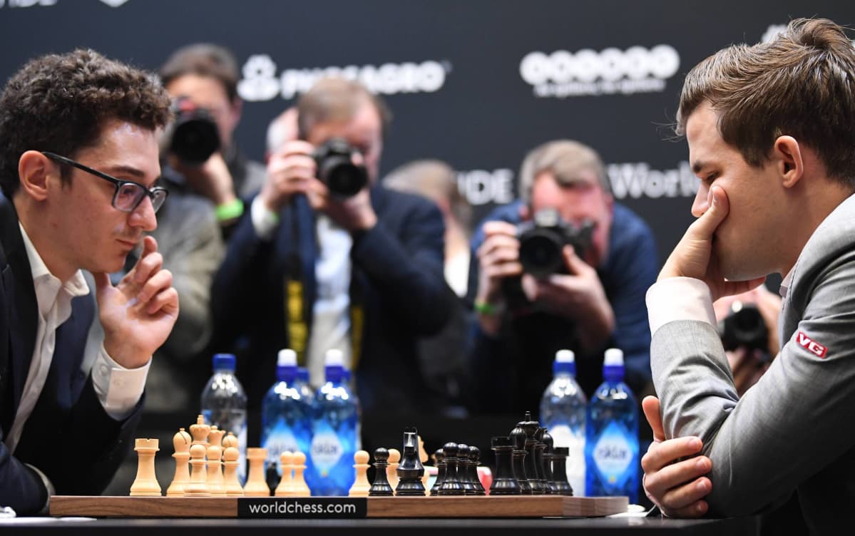 Magnus Carlsen (oik) ja Fabiano Caruana pelaavat.