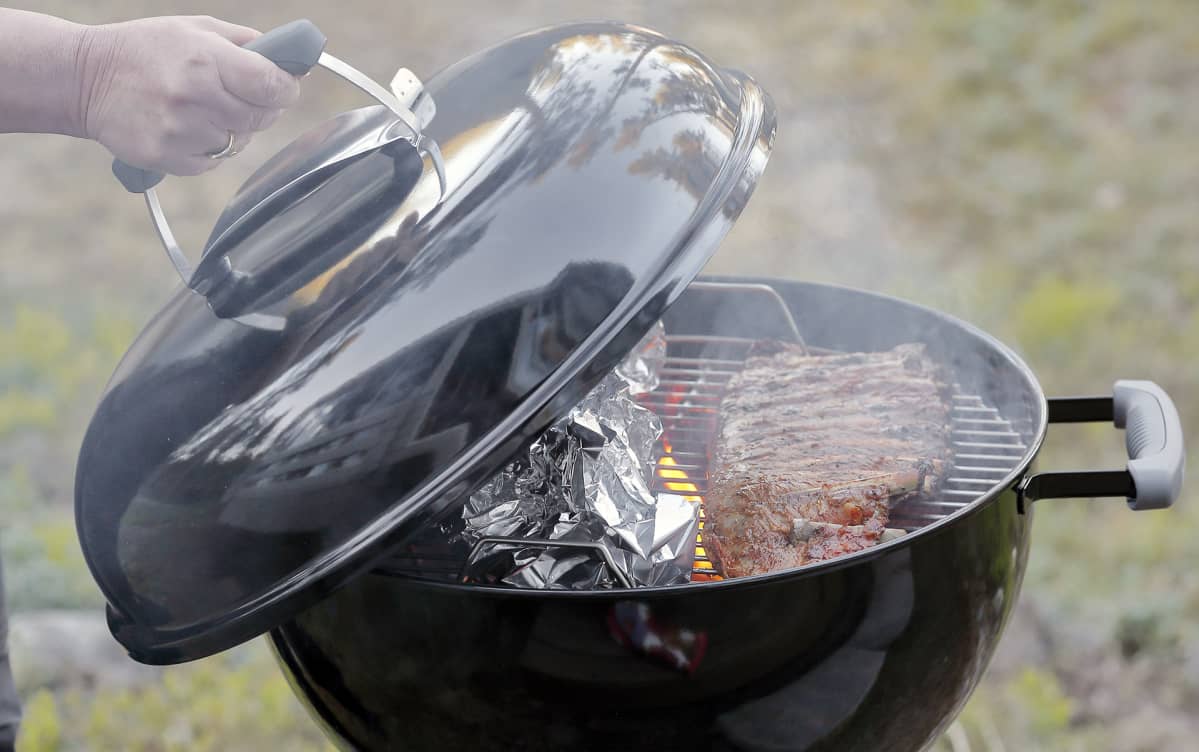 Grillikylkeä grillataan pallogrillissä.