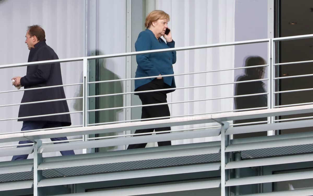 Merkel Saksan hallituksen kokouksen tauolla