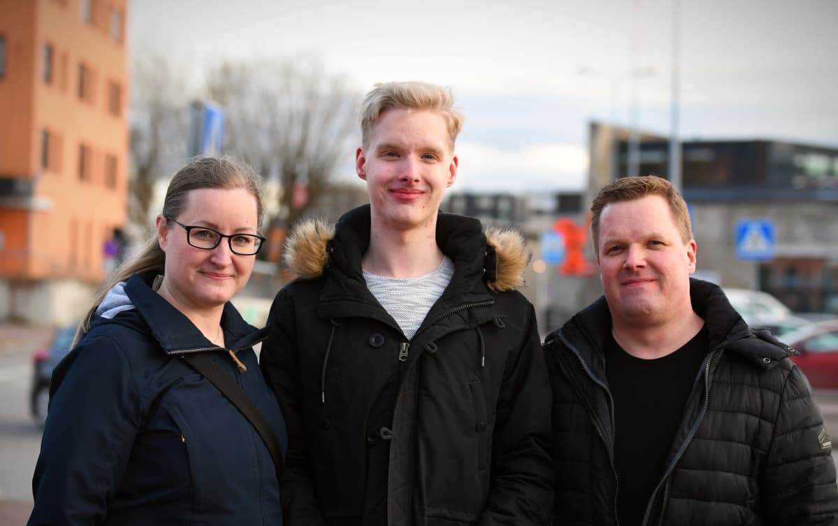 Mikael Hagelstam (keskellä)n ja vanhemmat Susanna ja Carl-Henrik.