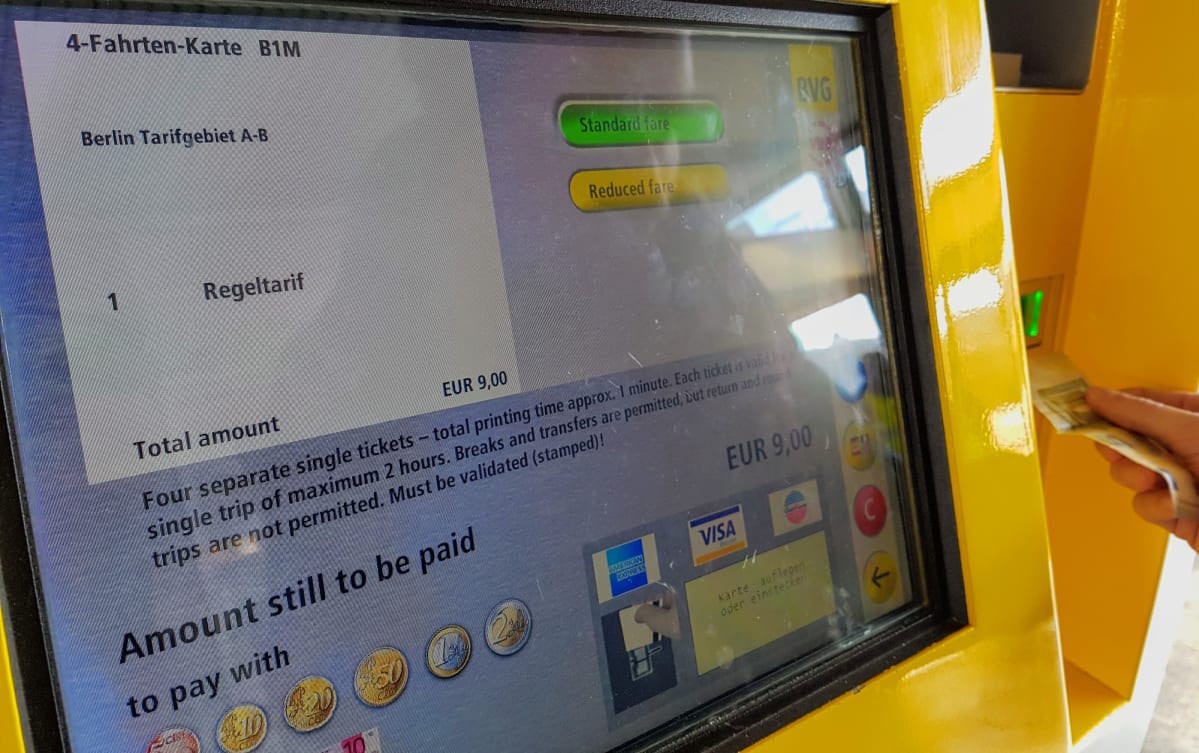 Lipumyyntiautomaatti Berliinissä.