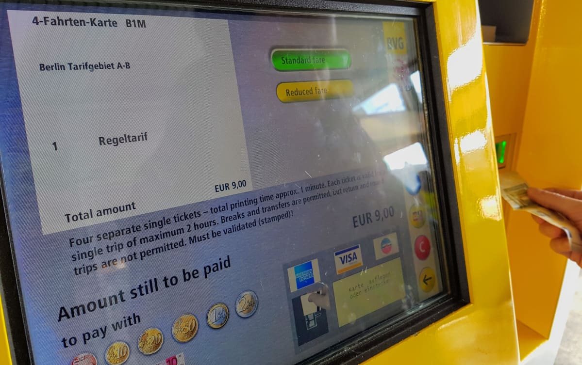 Lipumyyntiautomaatti Berliinissä.