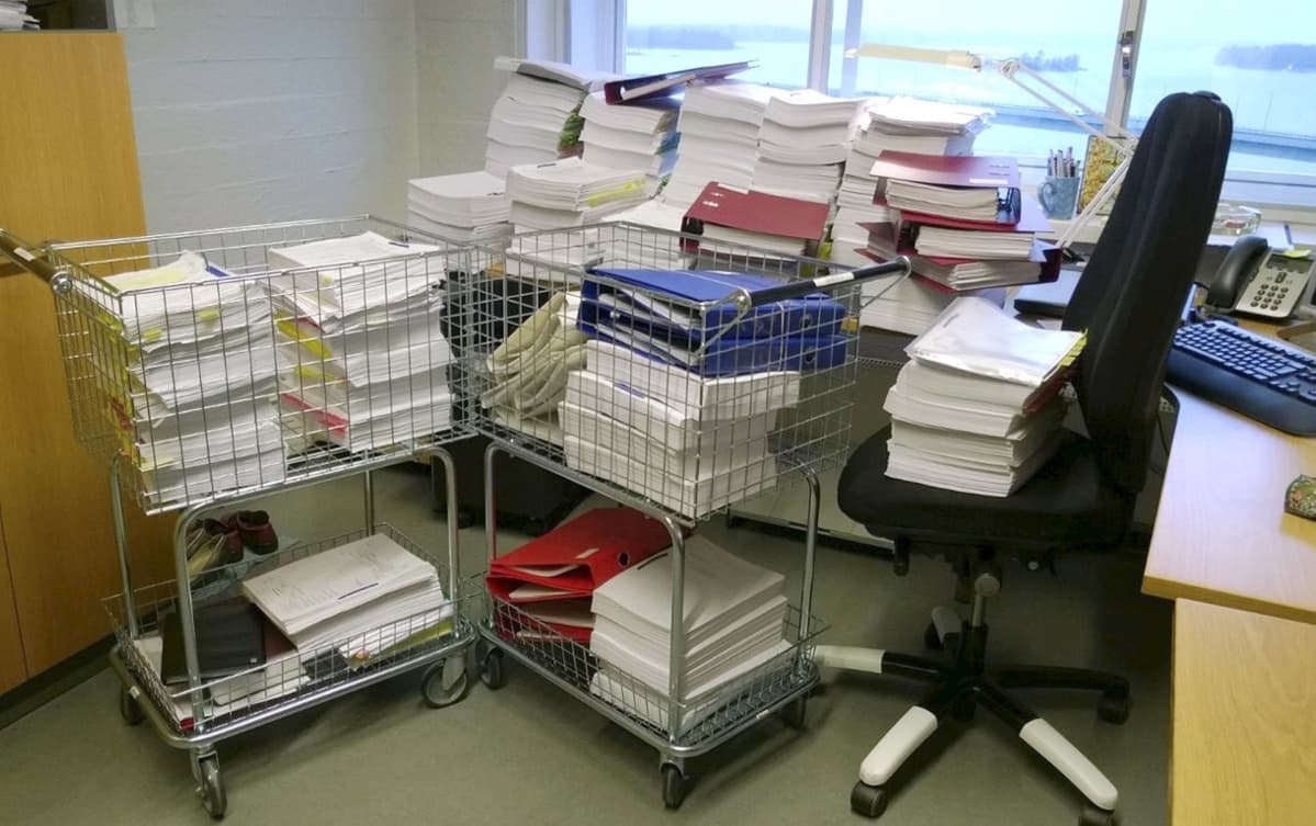Jari Aarnion oikeudenkäyntiin liittyviä papereita kuvattuna Helsingin käräjäoikeudessa
