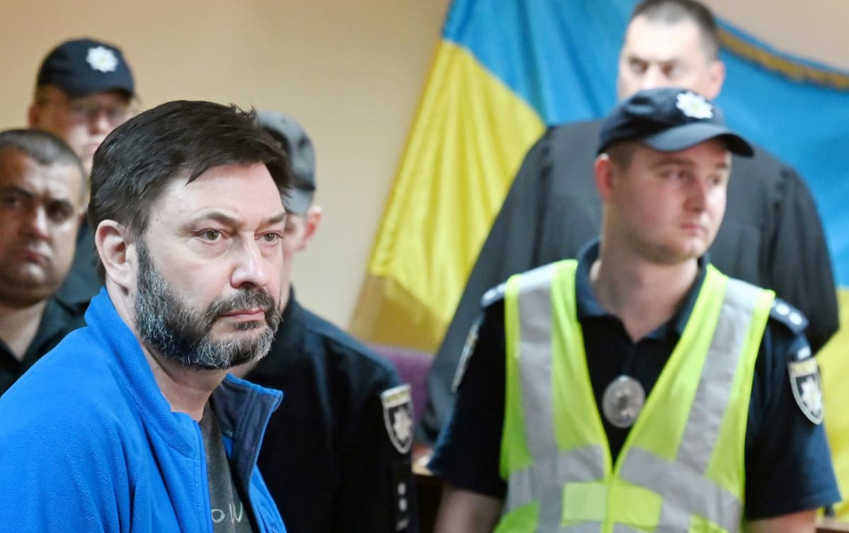 Venäjän valtion uutistoimiston RIA Novostin toimittaja Kyrylo Vyshynski odottaa maanpetosoikeudenkäynnin alkua Ukrainassa.