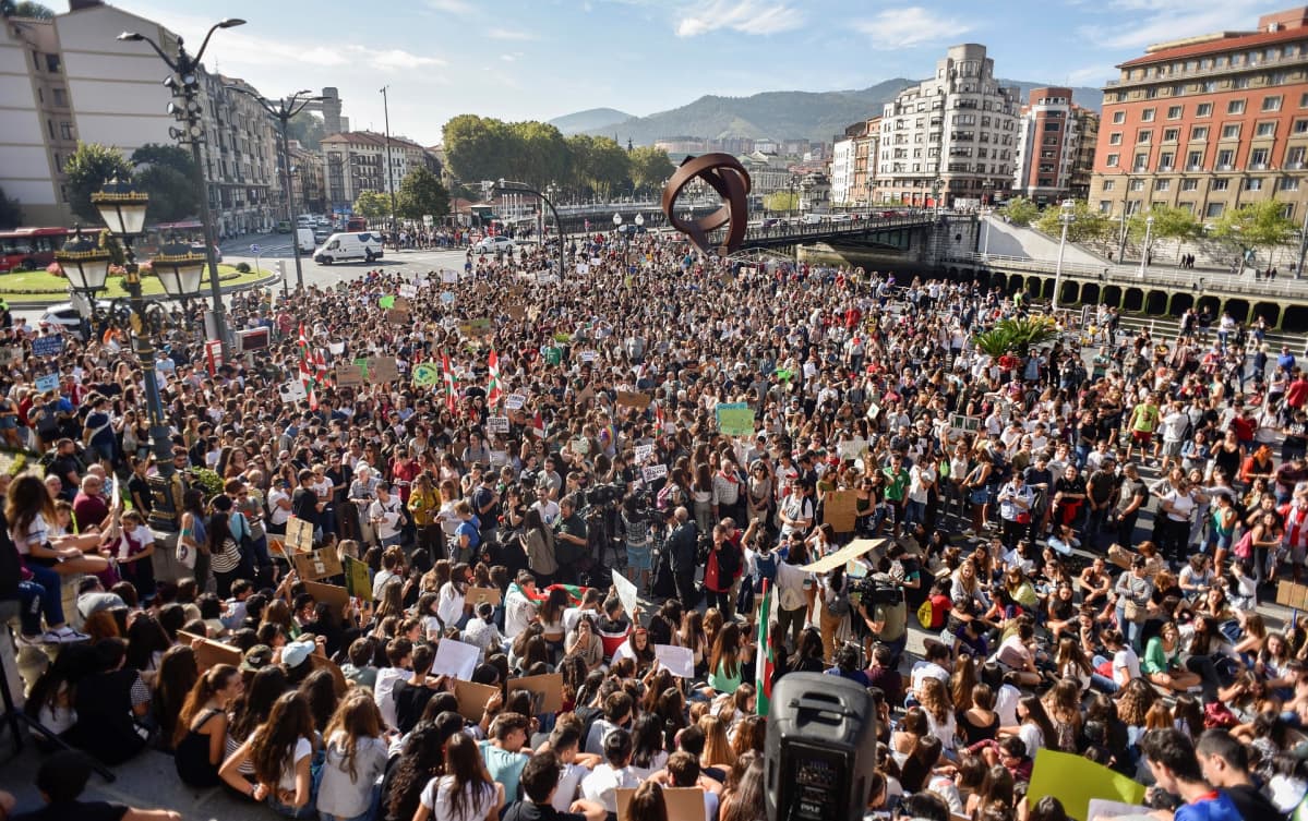 Mielenosoittajia Bilbaossa Espanjan Baskimaassa.