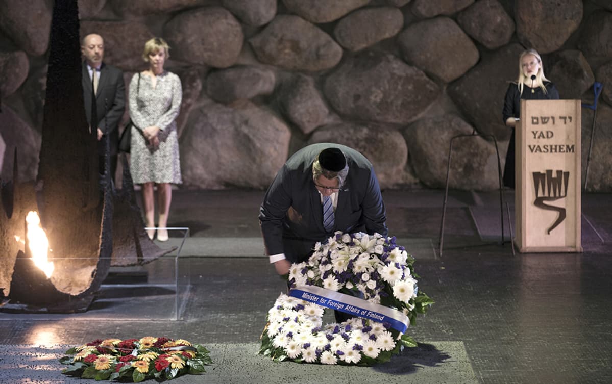 Ministeri Timo Soini vieraili Yad Vashem -holokaustimuseossa Jerusalemissa 1. kesäkuuta 2016.