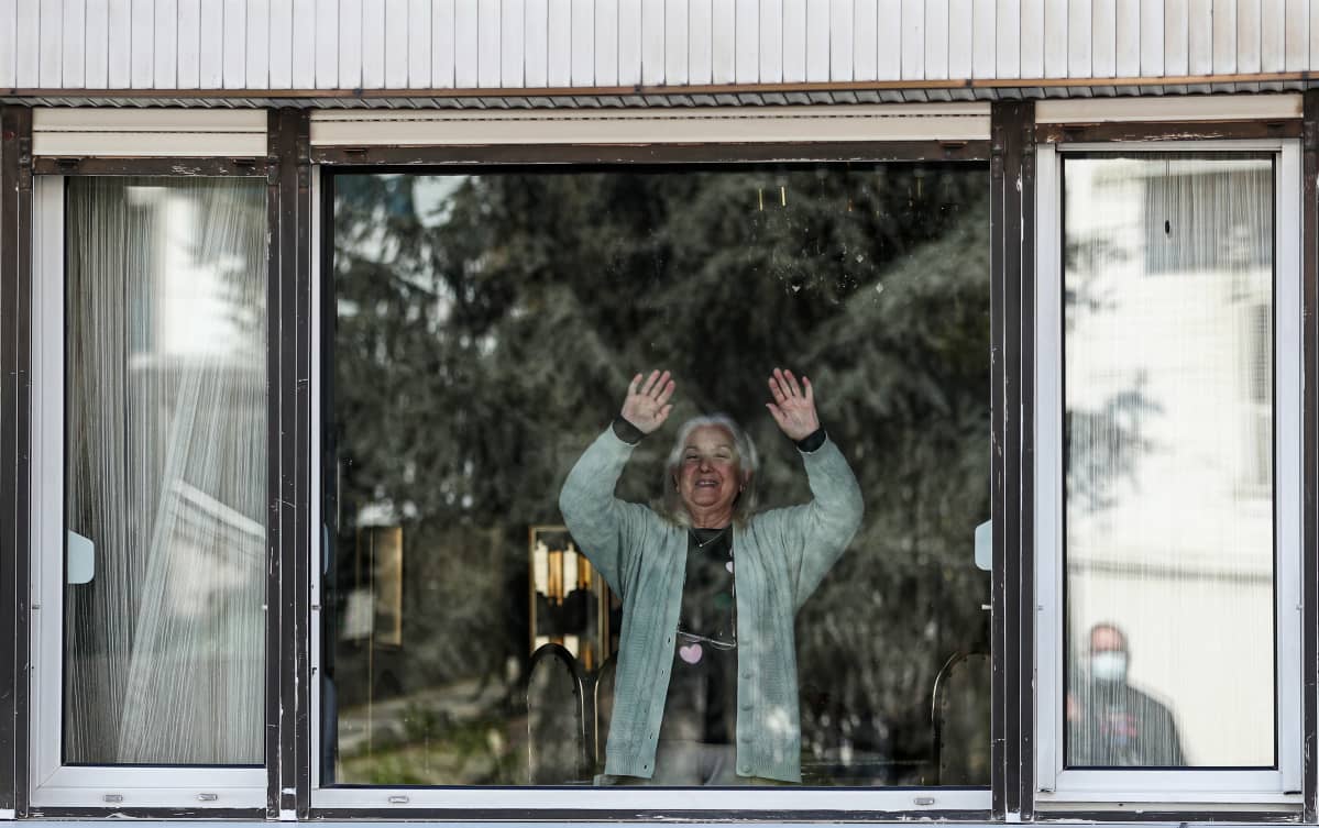 Nainen juhlii etänä Istanbulissa kansallisen riippumattomuuden ja lasten päivää. Sitä vietettiin Turkissa torstaina.