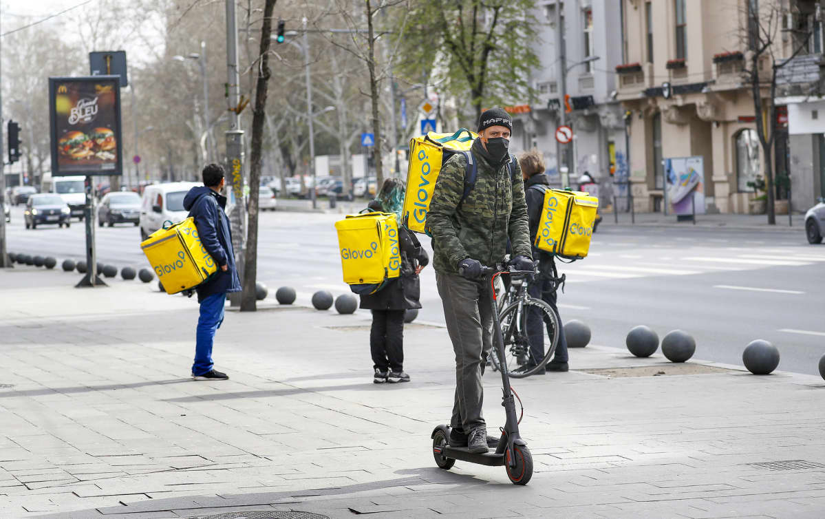 Ruokalähetti Bukarestissa.
