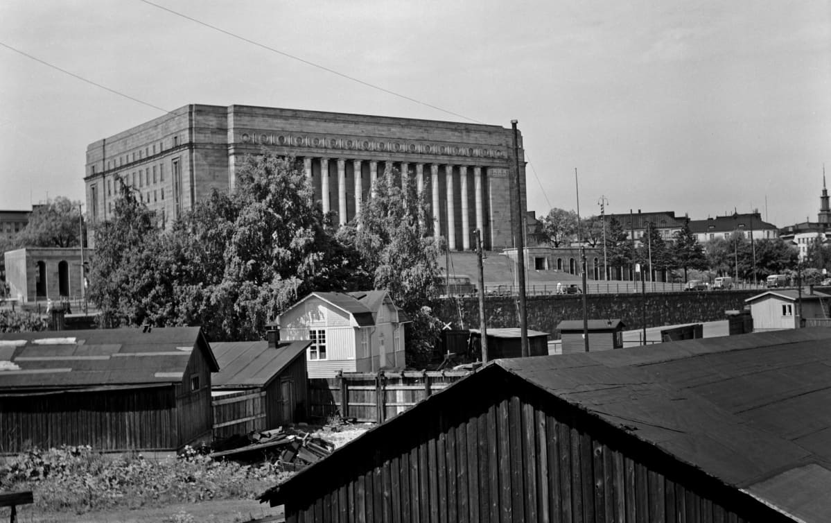 Eduskuntatalon edusta, nykyisen Kansalaistorin alue 1950-luvulla kuvattuna.