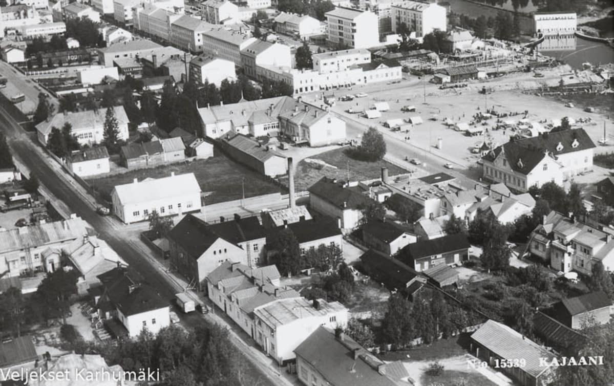 1960-luvun postikortissa ilmakuva Kajaanista.