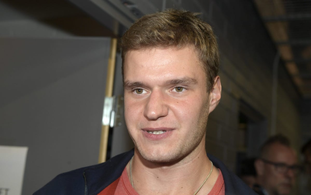 Aleksander Barkov lähikuvassa.