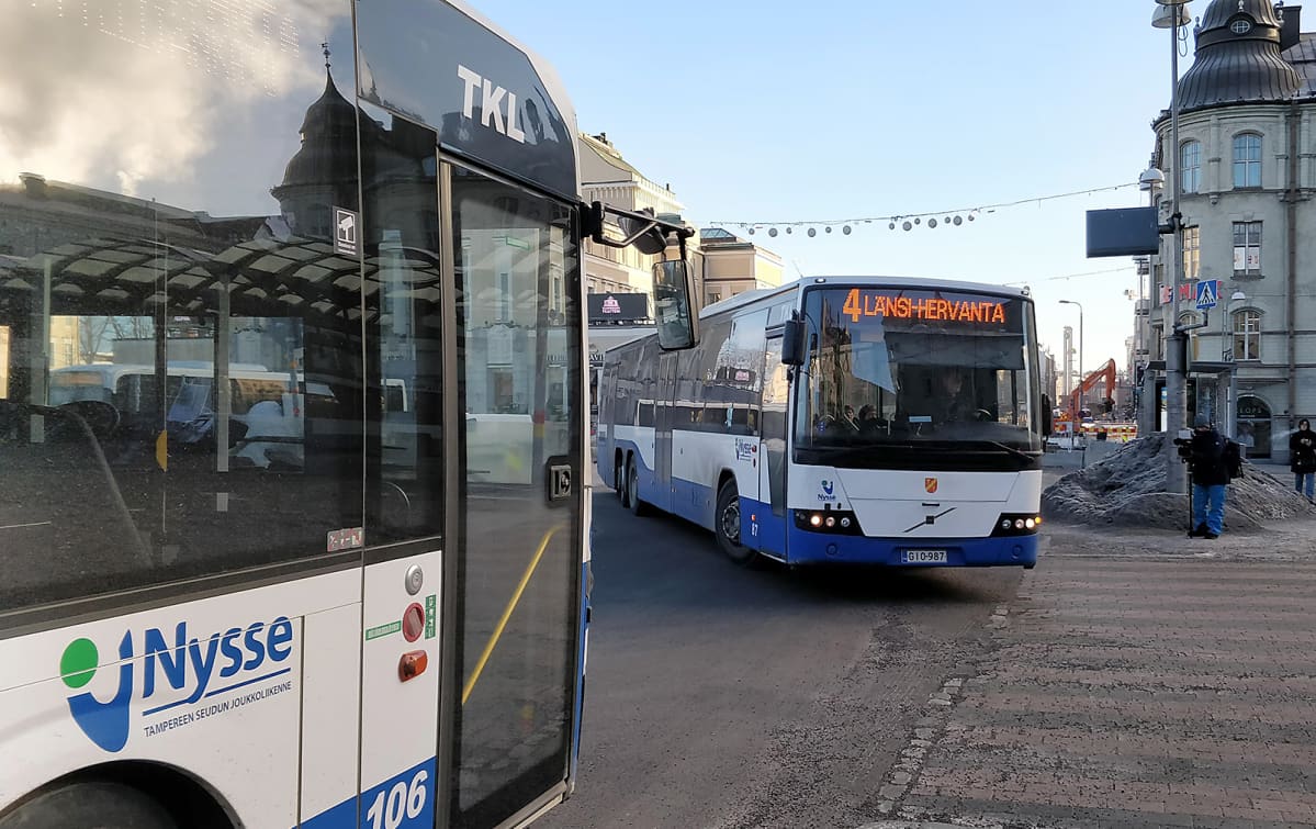 Busseja Tampereen keskustorilla.