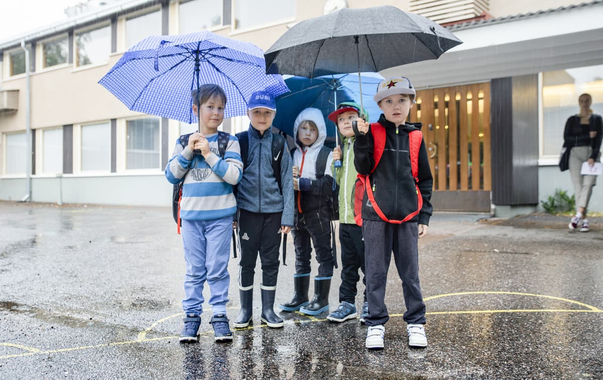 Vartiokylän ala-asteen oppilaita koulurakennuksen edessä.