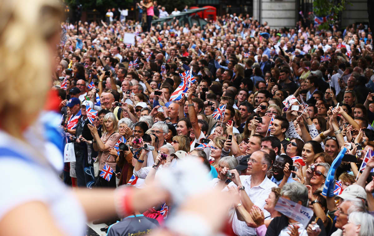 Britit juhlivat Lontoon olympialaisissa 2012 kisapaikoilla ja katsomoissa.