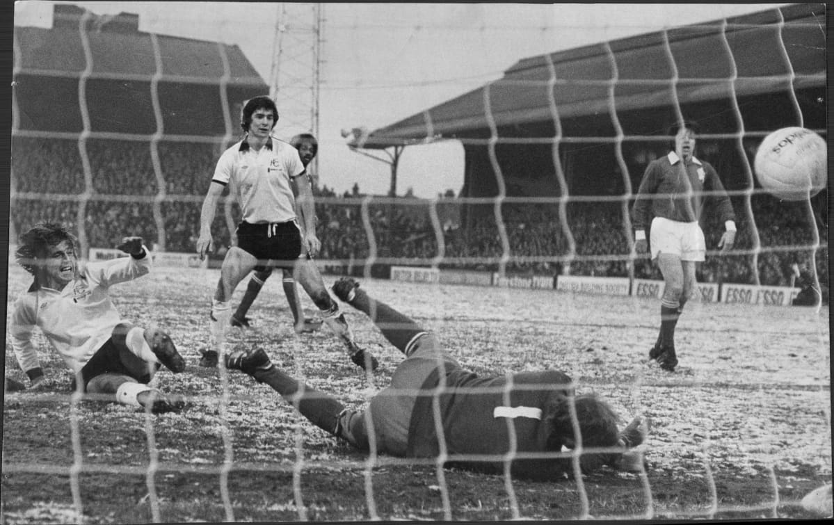 Fulhamin John Mitchell iskee pallon Millwallin maaliin joulukuussa 1976.