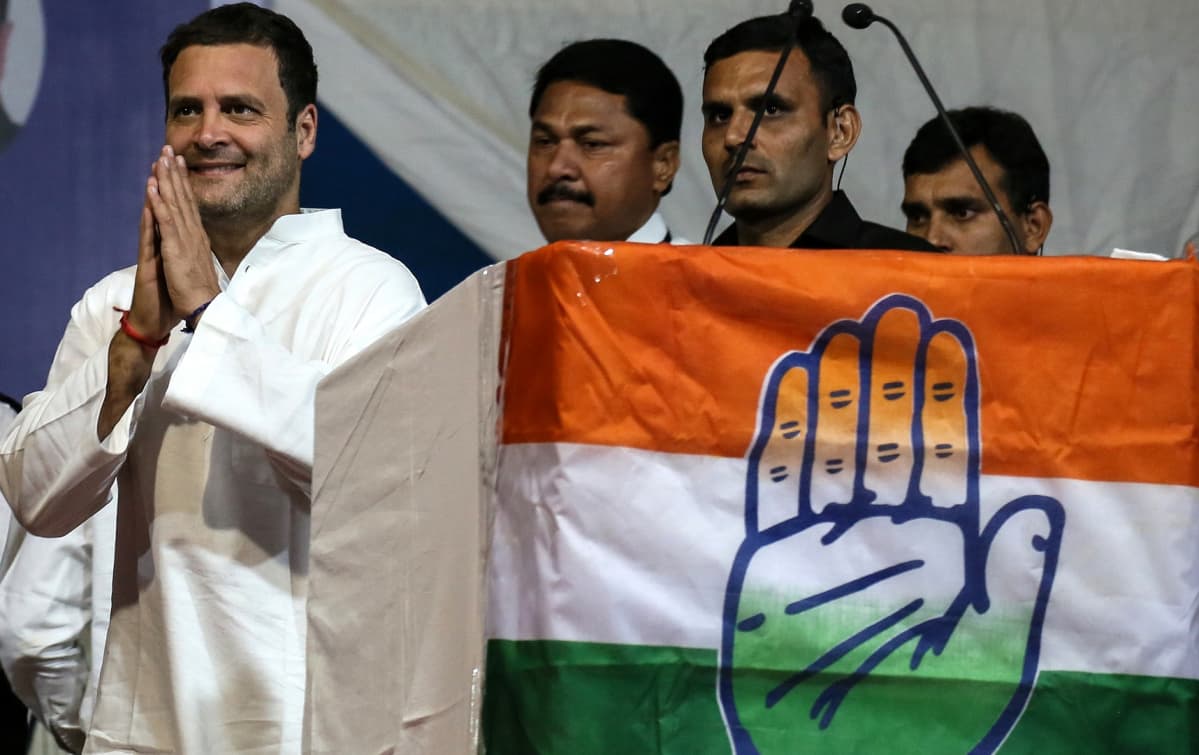 Rahul Gandhi tervehtii kannattajiaan 11. joulukuuta 2017.