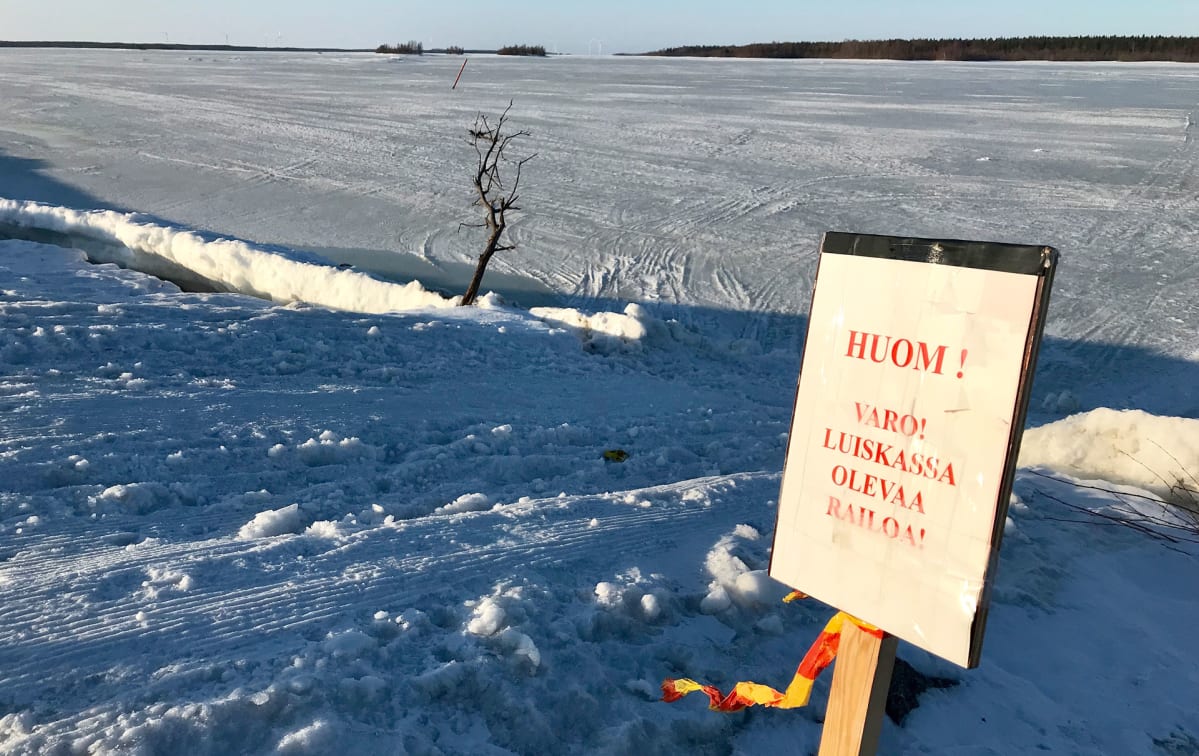 Kyltti rannassa.