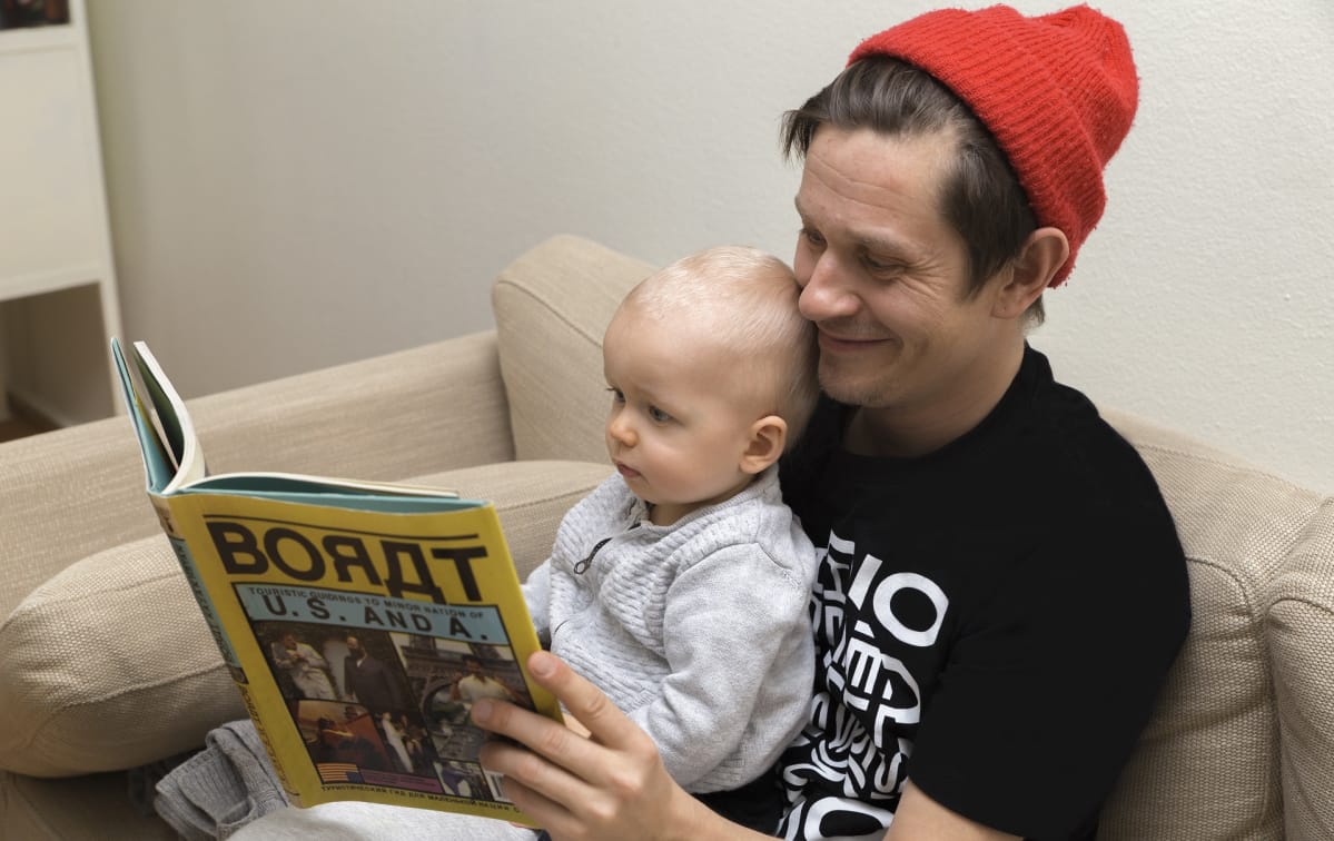 Radiotoimittaja Edu Kehäkettunen (Harrin Hinkkanen) ja Ivan Hinkkanen