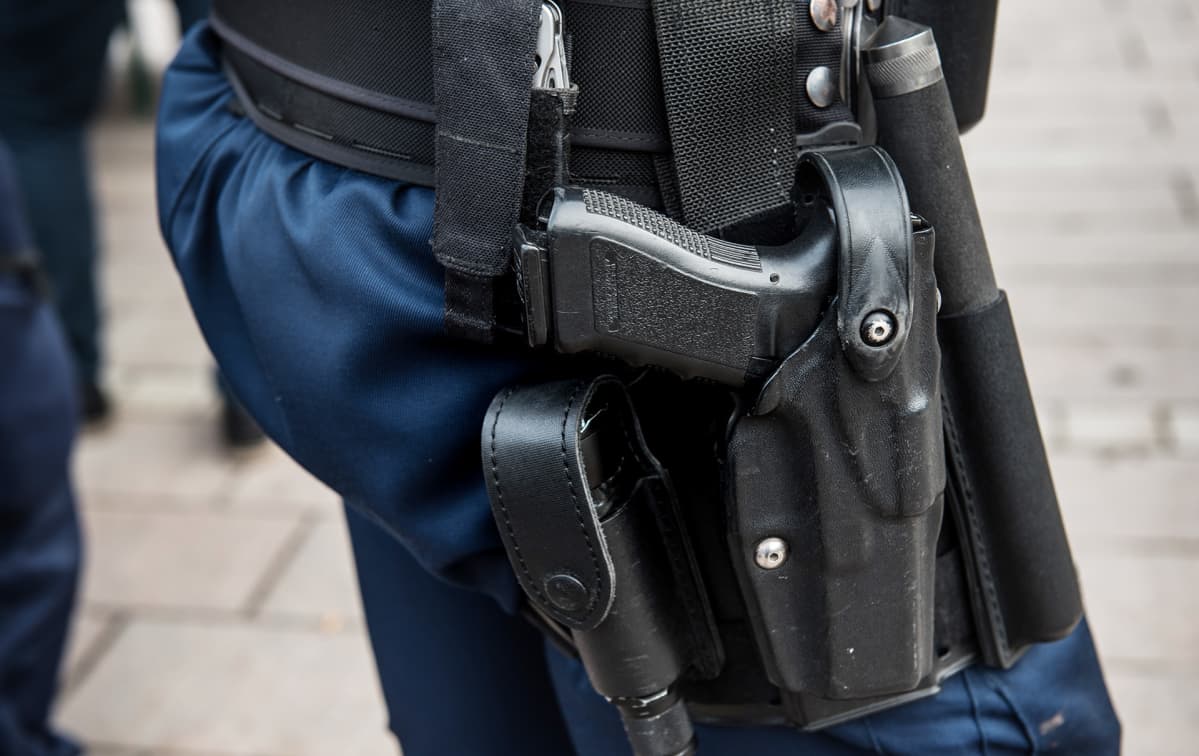 Poliisin virka-ase.
