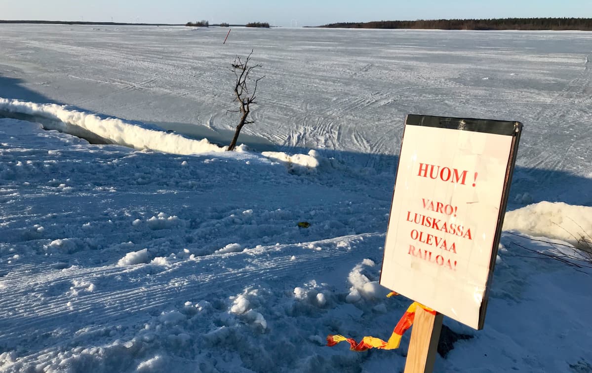 Kyltti rannassa.