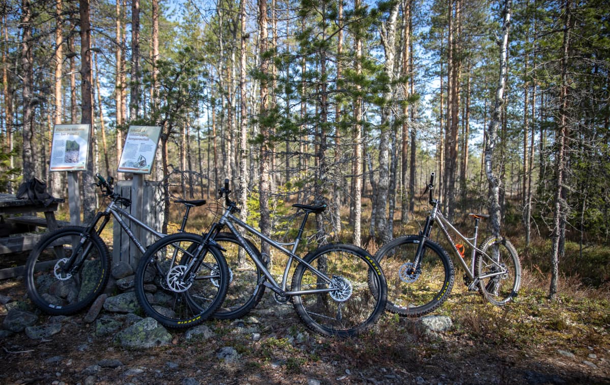 Pässilä-maastopyöriä Iso-Pässilän huipulla Ilmajoen Nopankylässä.
