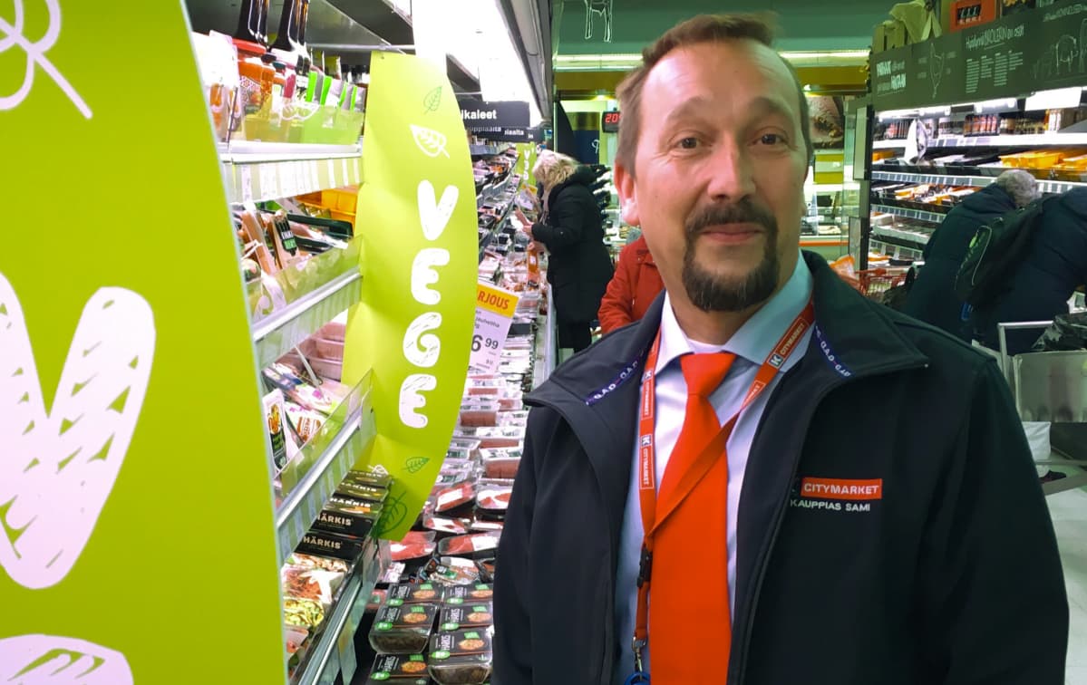 Pirkkalan Citymarketin kauppias Sami Sivonen vegaanituotehyllyn vieressä.