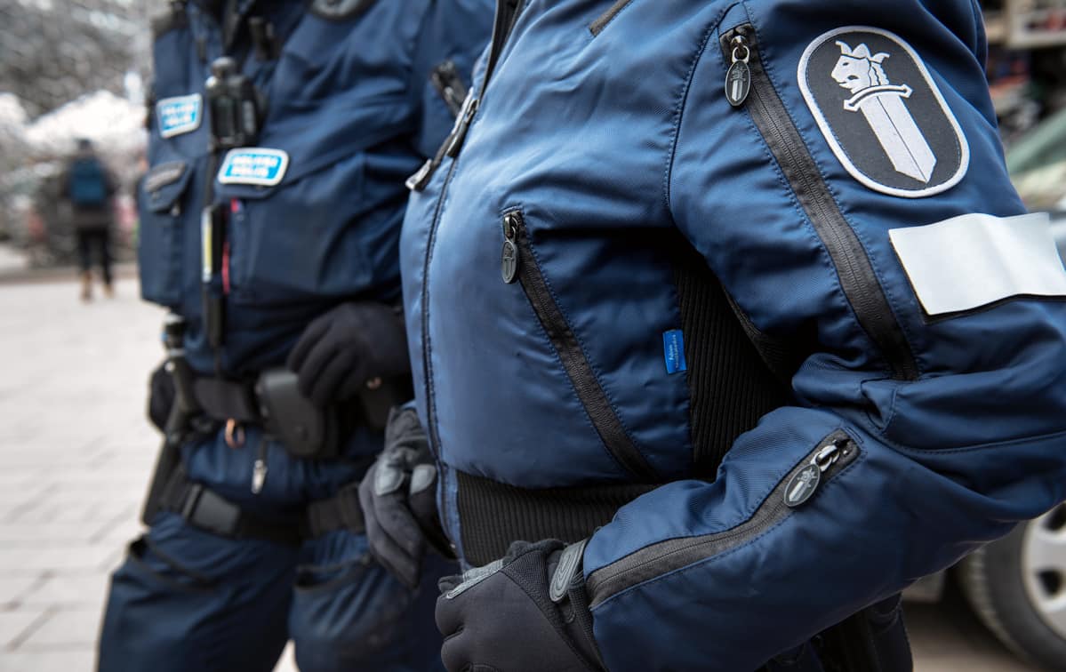 kaksi poliisia