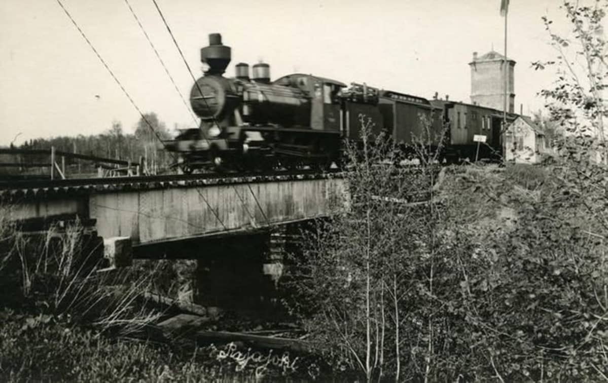 Hoyryveturi ajaa Rajajoen sillan yli 1920-luvulla
