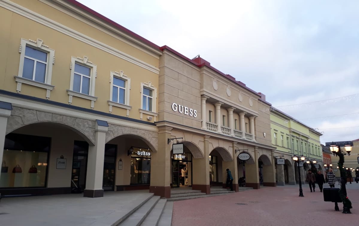 Ostoskylän julkisivu.
