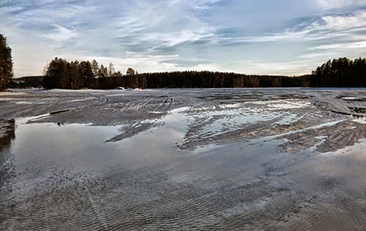 Vettä jäällä Kallavedellä 27. 3.2016.