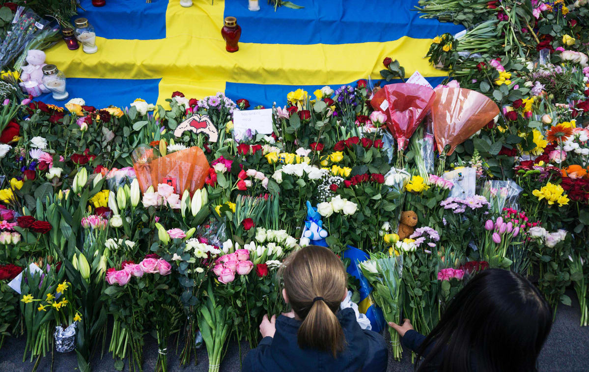 Kukkia Sergelin torilla mielenilmauksessa 9. huhtikuuta.