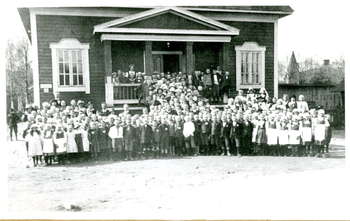 Elokuvateatteri Sammon edessä lapsijoukko, vuosi 1920.