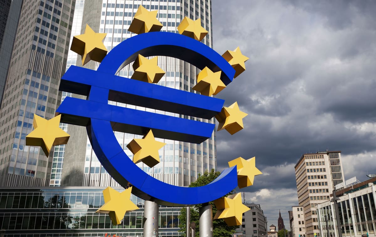 Euro-veistos vanhan EKP:n pääkonttorin edessä.