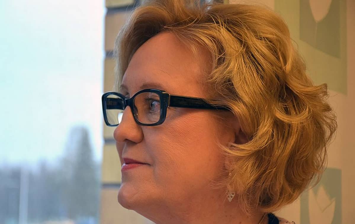 Päivi Terävä katsoo ikkunasta ulos
