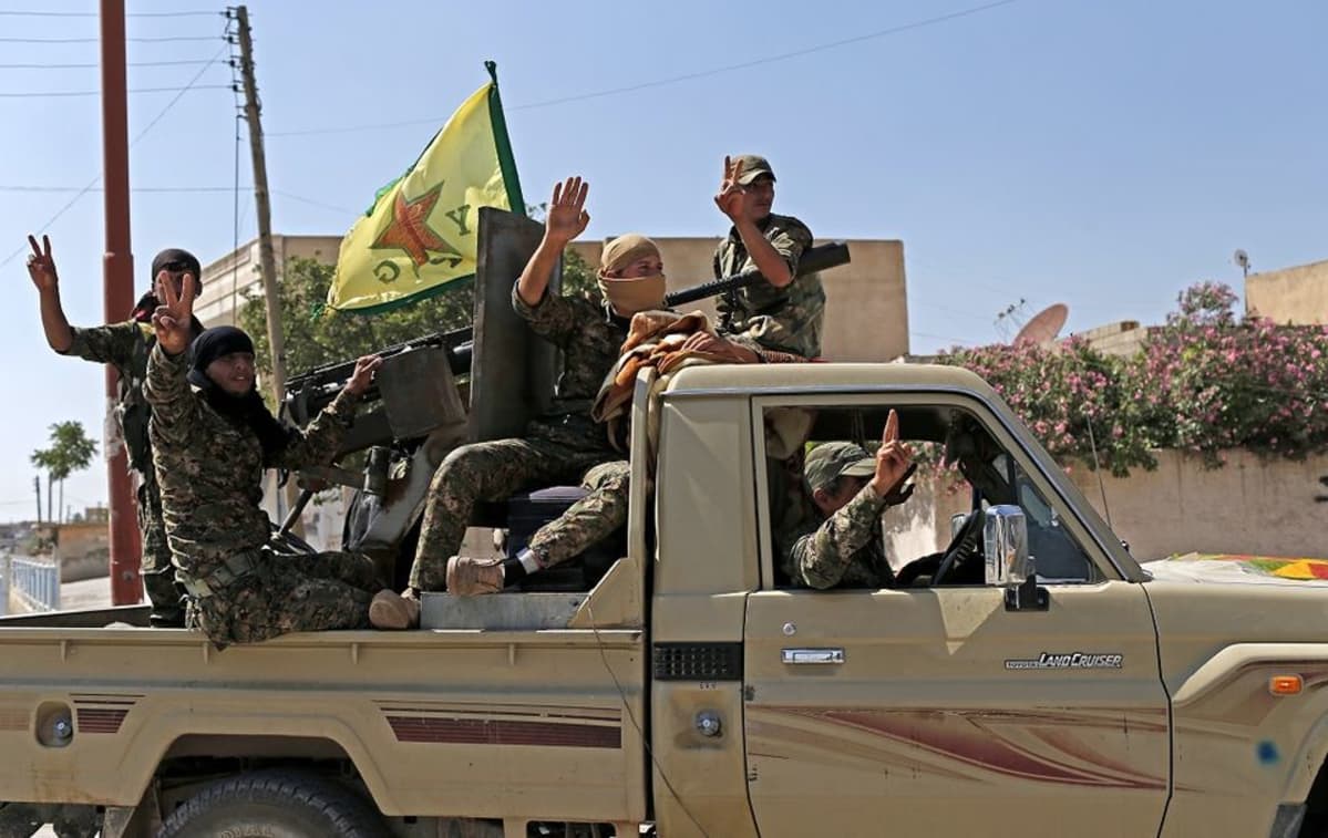 Kurdien YPG-ryhmittymän taistelijat näyttävät voitonmerkkiä saatuaan äärijärjestö Isisiltä hallintaansa strategisesti merkittävän Tel Abyadin kaupungin 23. kesäkuuta 2015. Sisällissota on kasvattanut osaltaan kurdien pyrkimystä itsehallintoon.