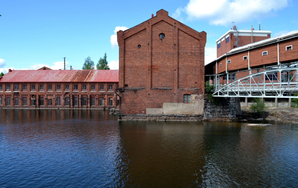 Vanha tehdas-alue Kymijoen varressa Kuusankoskella.
