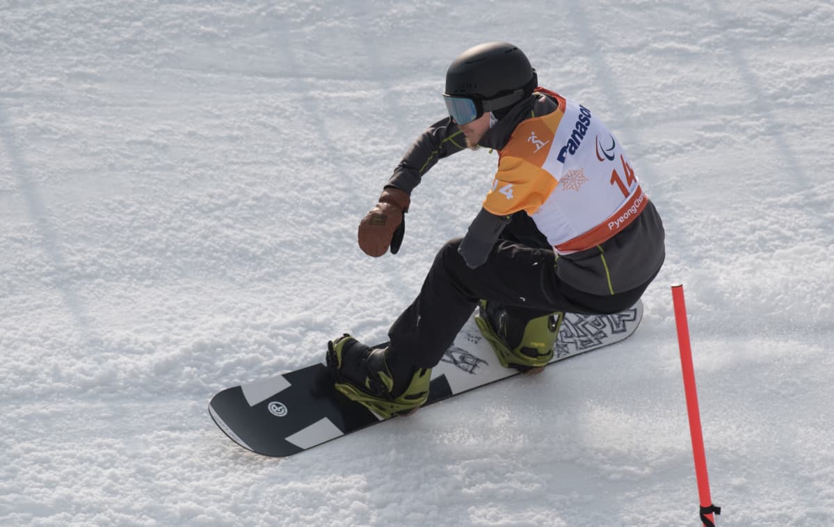 Matti Sairanen laskee paralympialaisten crossiradalla.