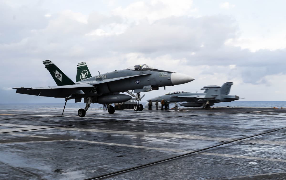hornet laskeutuu tukialukselle