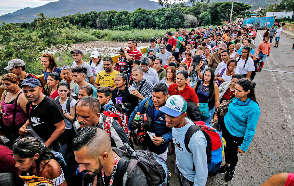 Ihmiset jonottavat pääsyä Venezuelasta Kolumbiaan Simon Bolivarin kansainvälisellä sillalla 9. kesäkuuta 2019.