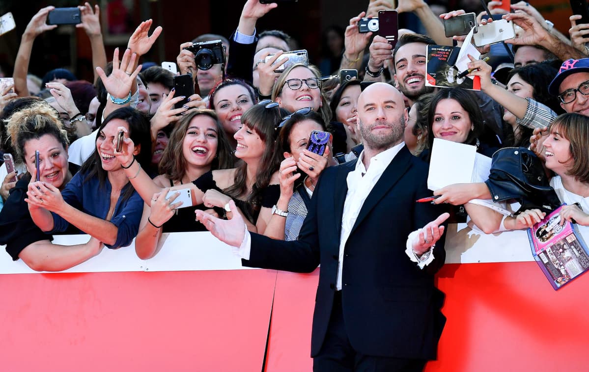 John Travolta poseeraa fanien kanssa Rooman filmifestivaaleilla 22. lokakuuta.