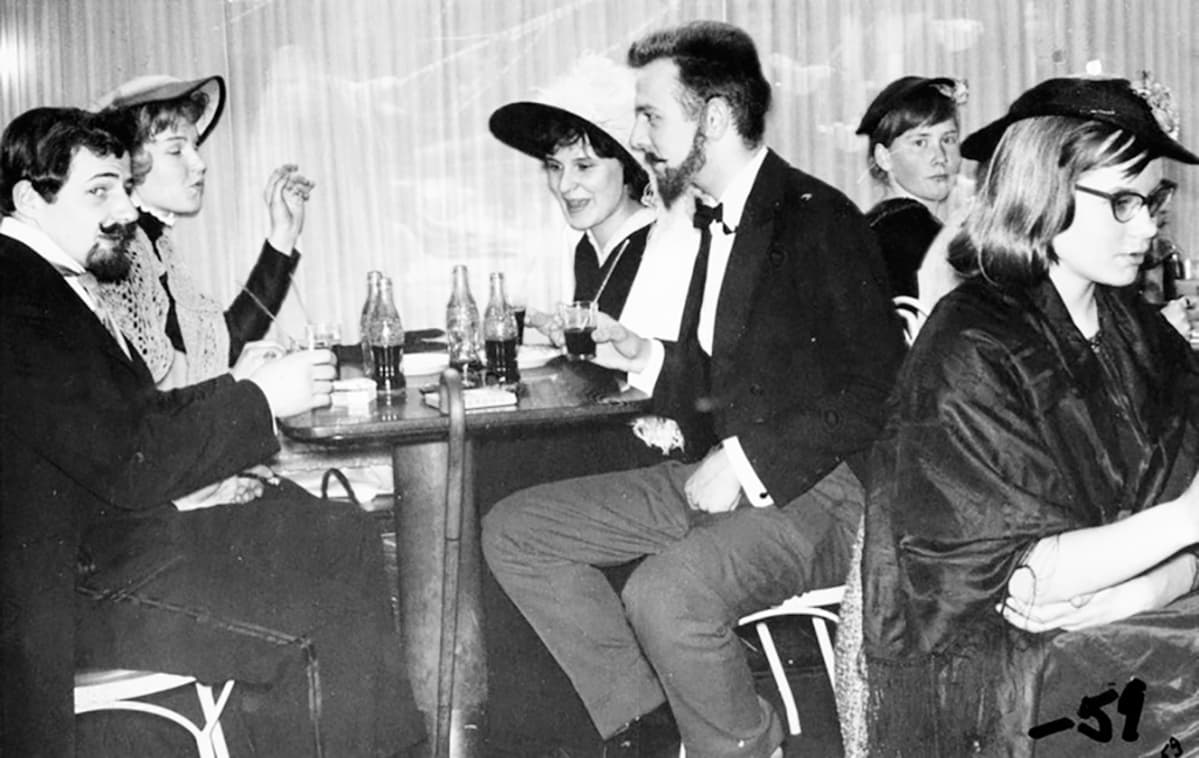 Arkadian yhteislyseon vanhoja Fazerin kahvilassa vuonna 1959.