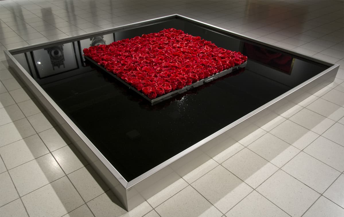 Robert Longon Sara Hildénin taidemuseolle lahjoittama Oil and Roses -teos Tampereella.